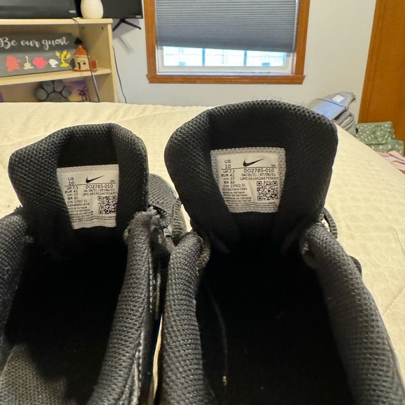 Like new Ladies Nike running shoes. Size 10 - Picture 3 of 6